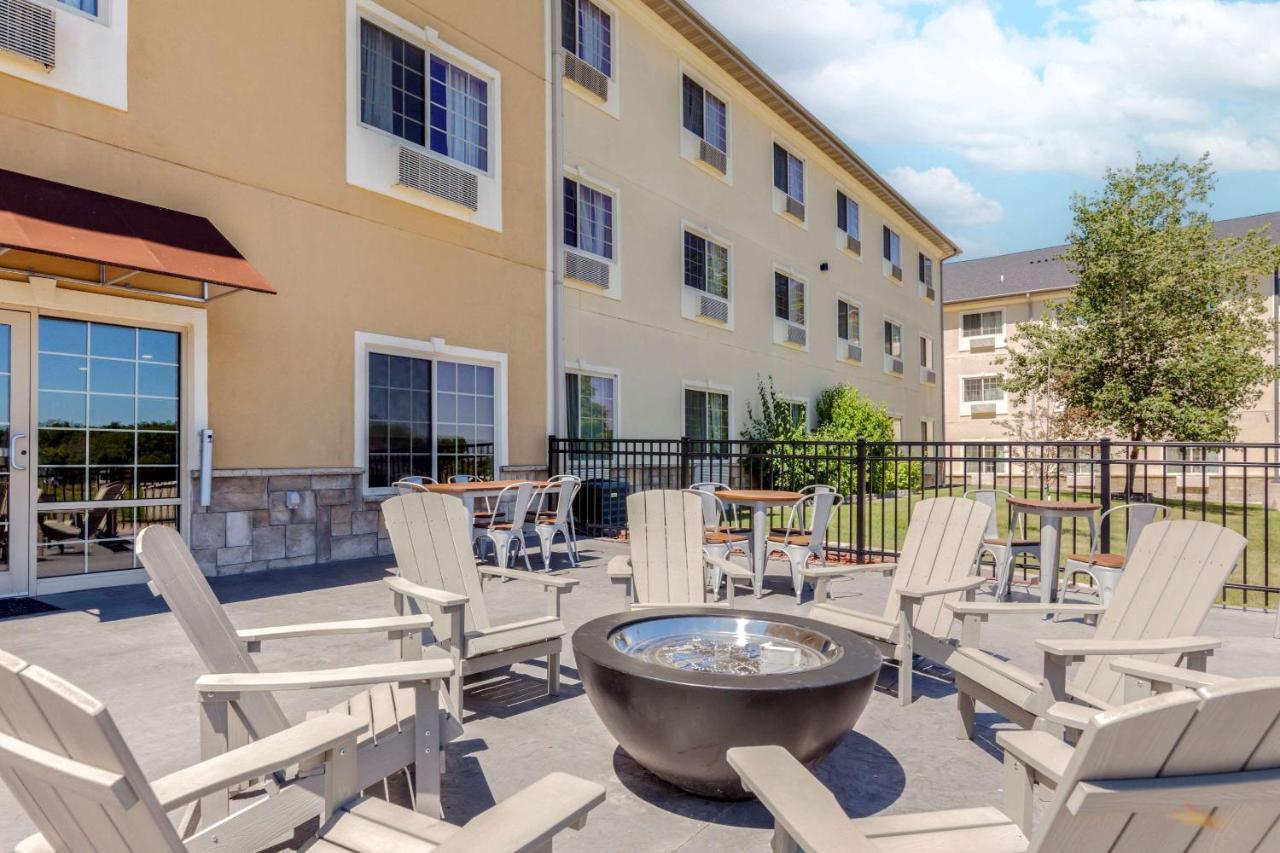 Comfort Suites Johnson Creek Conference Center Exterior foto